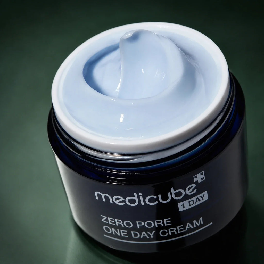 Texture bleu pâle de la crème Medicube Zero Pore One Day