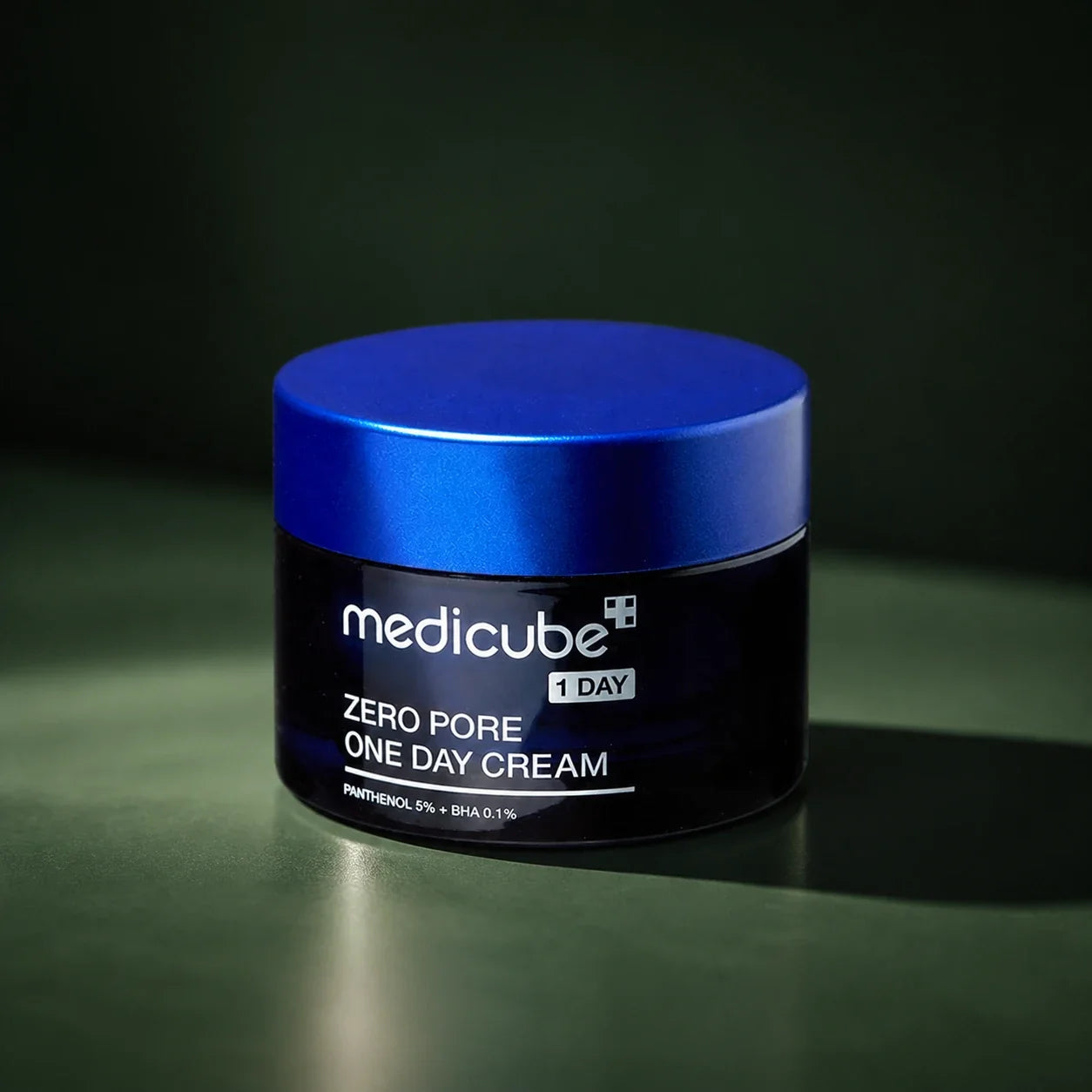 Pot Medicube Zero Pore One Day Cream en studio vert premium