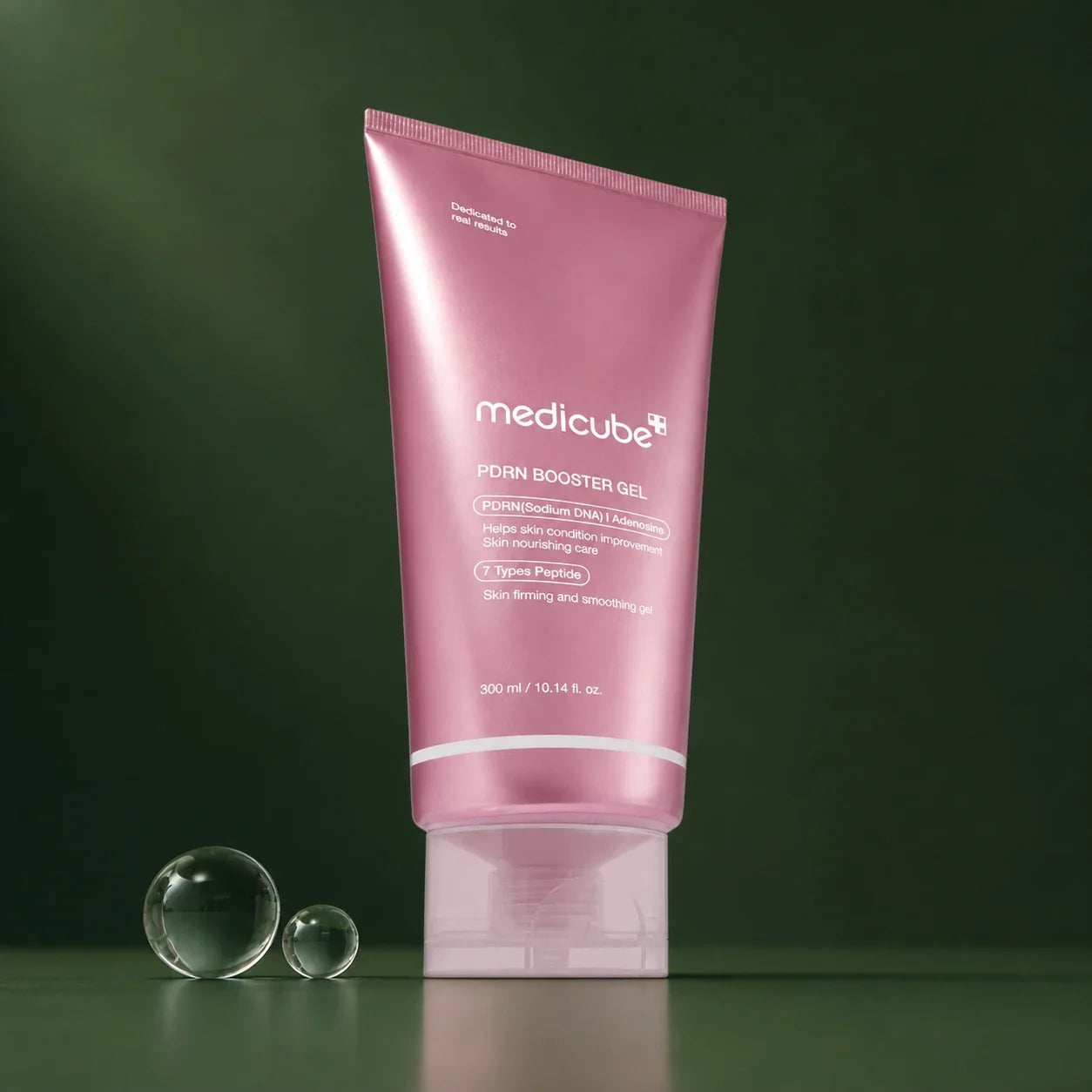 Medicube Gel Booster PDRN AGE-R – tube booster et texture sur fond vert premium