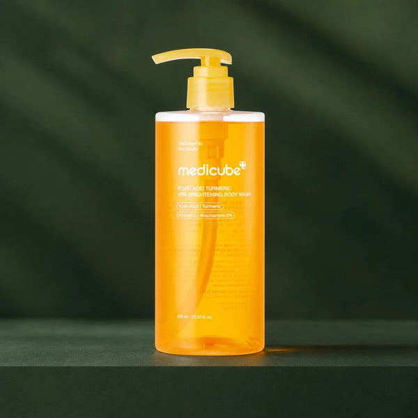 Gel lavant corps Medicube Kojic Acid Turmeric sur fond vert