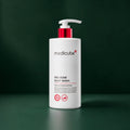 Medicube Gel Nettoyant Corps Red Acne – flacon-pompe sur fond vert premium