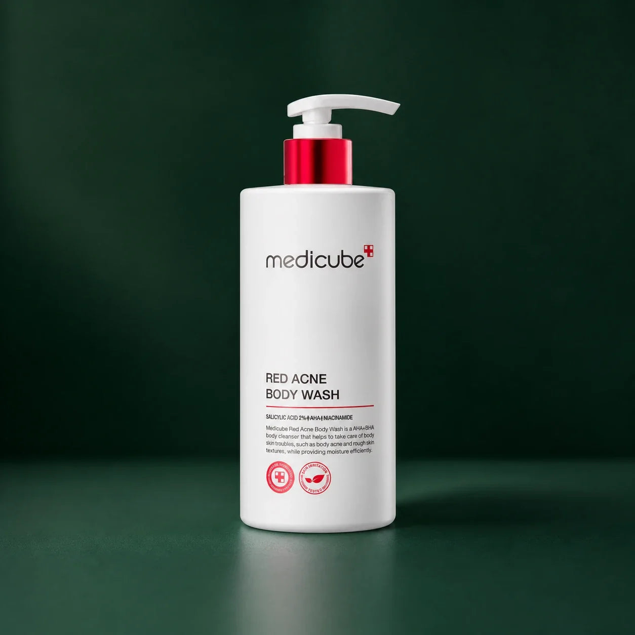 Medicube Gel Nettoyant Corps Red Acne – flacon-pompe sur fond vert premium