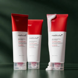 Trois tubes de Lotion Corps Red Clear Capsule Medicube sur fond vert profond