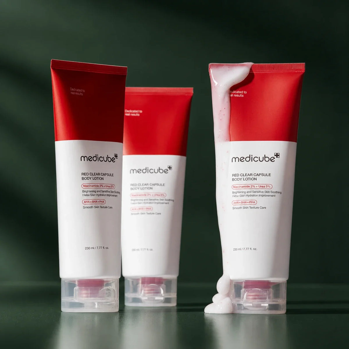 Trois tubes de Lotion Corps Red Clear Capsule Medicube sur fond vert profond
