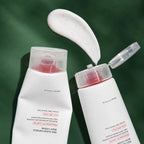 Texture et bouchons de la Lotion Corps Red Clear Capsule Medicube sur fond vert profond