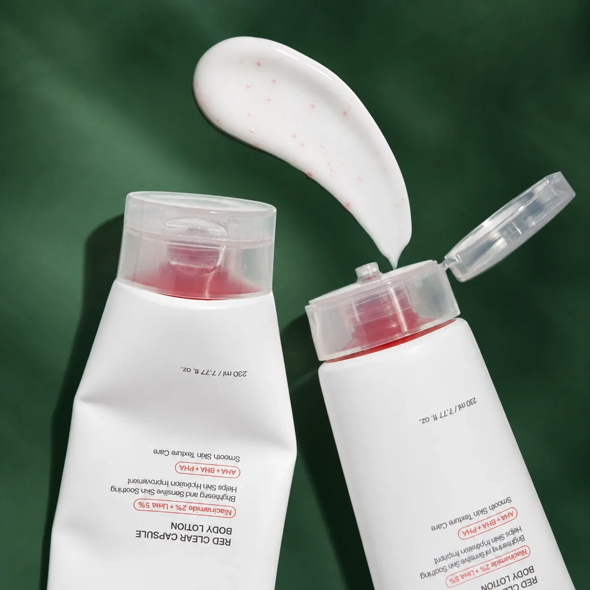 Texture et bouchons de la Lotion Corps Red Clear Capsule Medicube sur fond vert profond