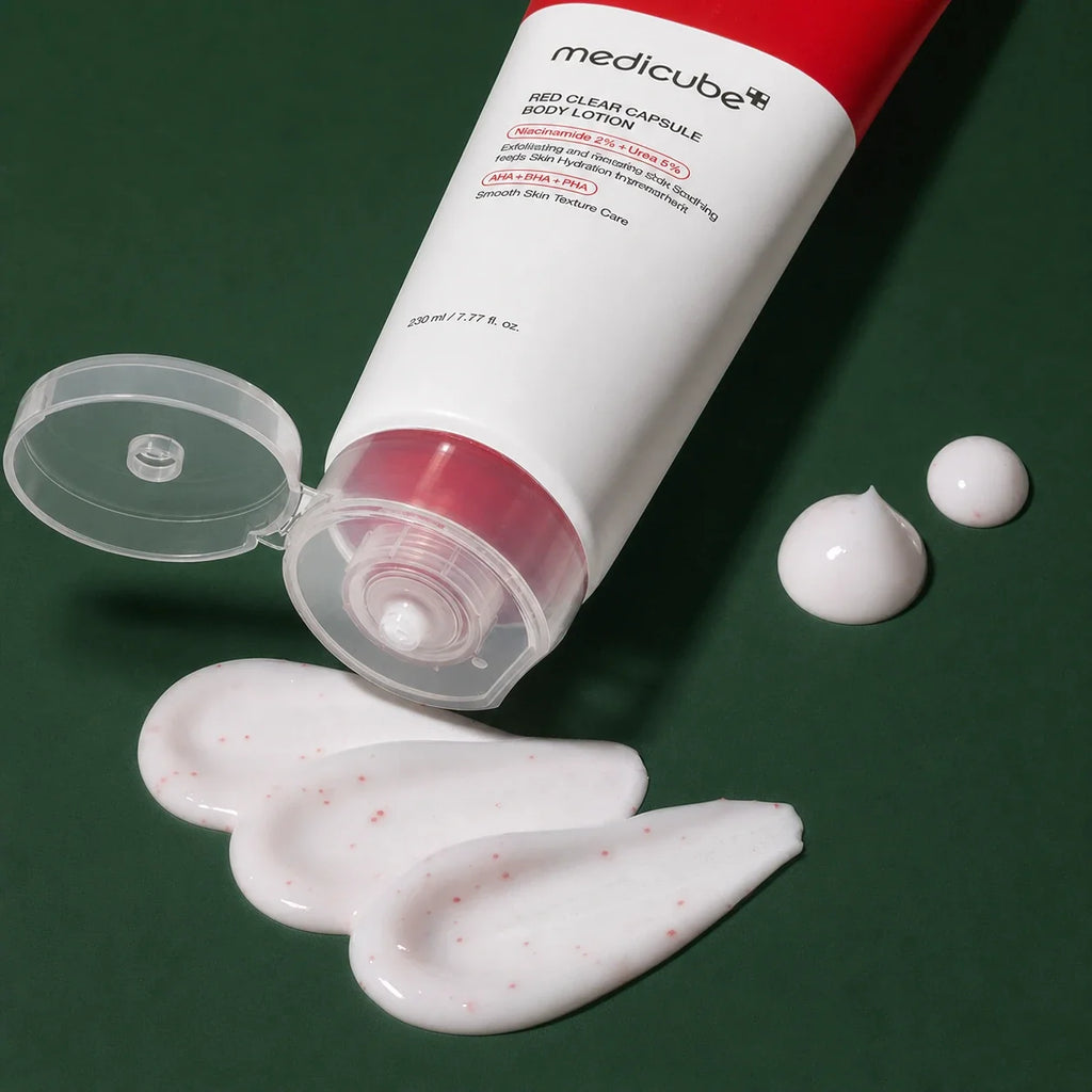Lotion Corps Red Clear Capsule Medicube ouverte avec texture sur fond vert profond