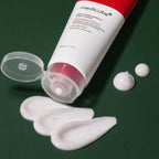 Lotion Corps Red Clear Capsule Medicube ouverte avec texture sur fond vert profond