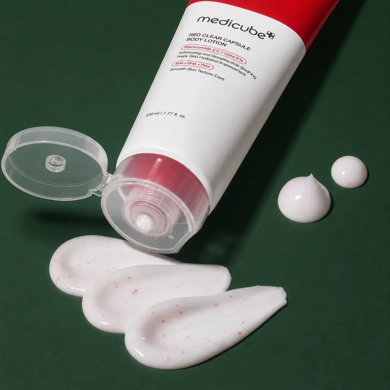 Lotion Corps Red Clear Capsule Medicube ouverte avec texture sur fond vert profond