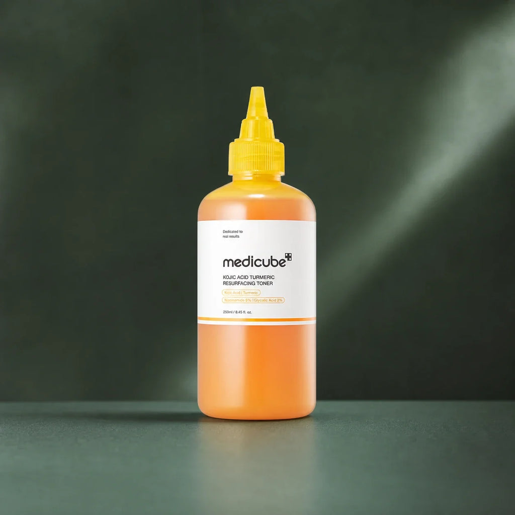 Lotion Medicube Kojic Acid Turmeric Resurfacing sur fond vert
