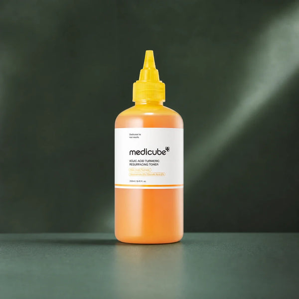 Lotion Medicube Kojic Acid Turmeric Resurfacing sur fond vert