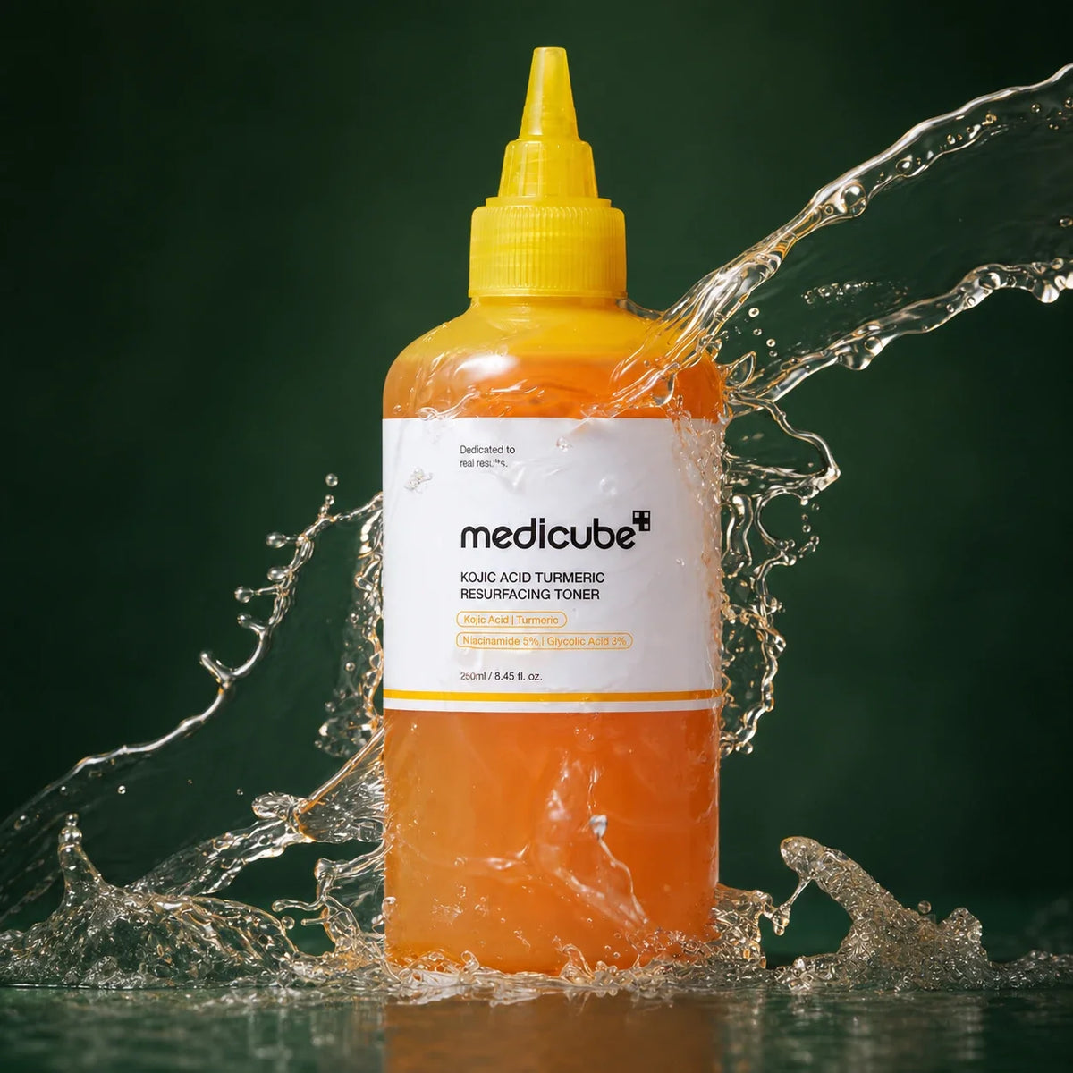 Lotion Medicube Kojic Acid Turmeric avec éclaboussures d’eau