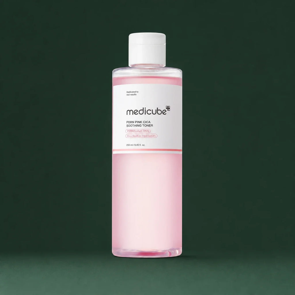 Medicube Lotion Tonique Apaisante PDRN Rose Cica, flacon sur fond vert profond