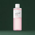 Medicube Lotion Tonique Apaisante PDRN Rose Cica, flacon sur fond vert profond