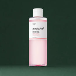 Medicube Lotion Tonique Apaisante PDRN Rose Cica, flacon sur fond vert profond