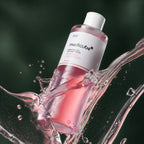 Medicube Lotion Tonique Apaisante PDRN Rose Cica avec éclaboussure sur fond vert profond