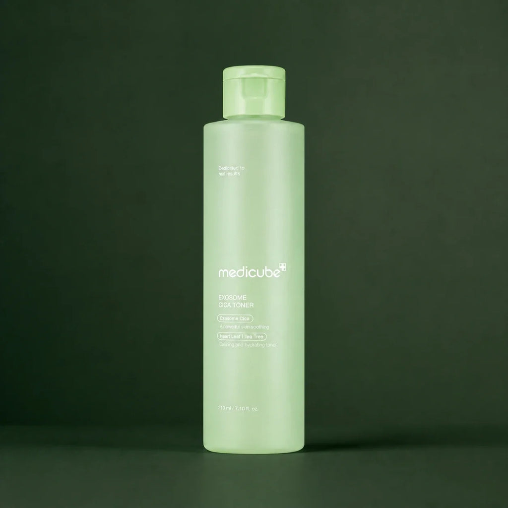 Medicube Lotion Tonique Exosome Cica, flacon sur fond vert profond