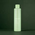 Medicube Lotion Tonique Exosome Cica, flacon sur fond vert profond