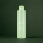 Medicube Lotion Tonique Exosome Cica, flacon sur fond vert profond