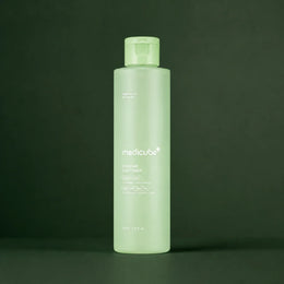 Medicube Lotion Tonique Exosome Cica, flacon sur fond vert profond