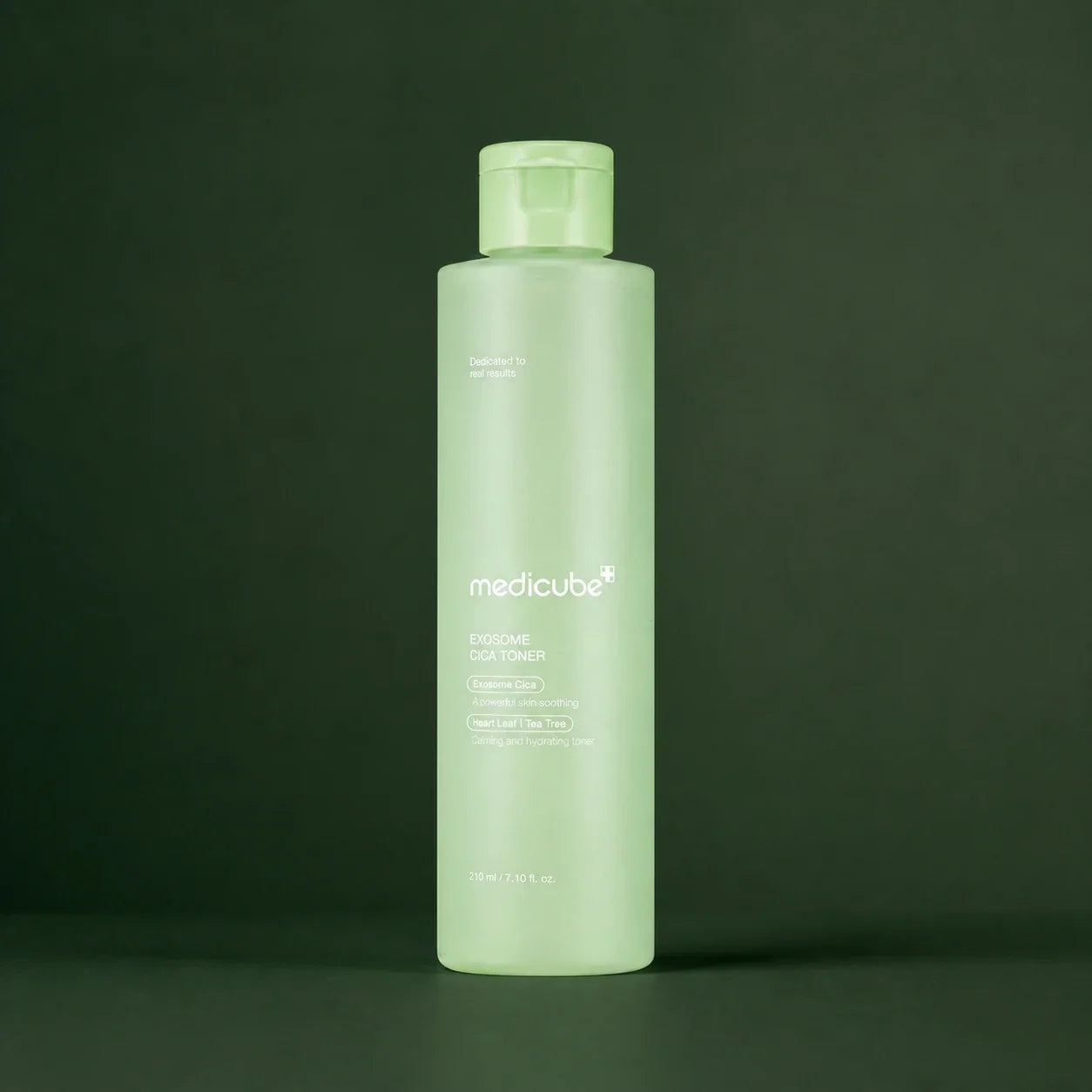 Medicube Lotion Tonique Exosome Cica, flacon sur fond vert profond