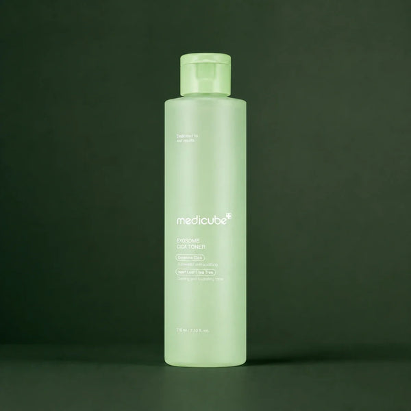 Medicube Lotion Tonique Exosome Cica, flacon sur fond vert profond