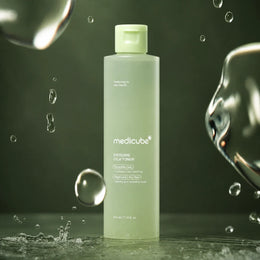 Medicube Lotion Tonique Exosome Cica avec bulles d’eau sur fond vert profond