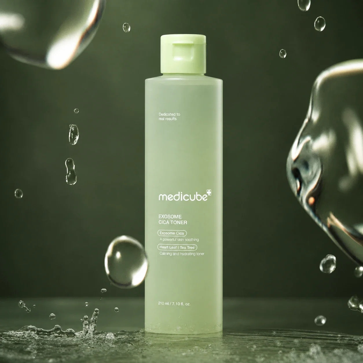 Medicube Lotion Tonique Exosome Cica avec bulles d’eau sur fond vert profond
