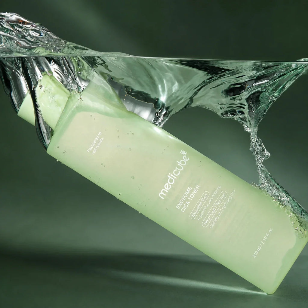 Medicube Lotion Tonique Exosome Cica dans une éclaboussure d’eau sur fond vert profond