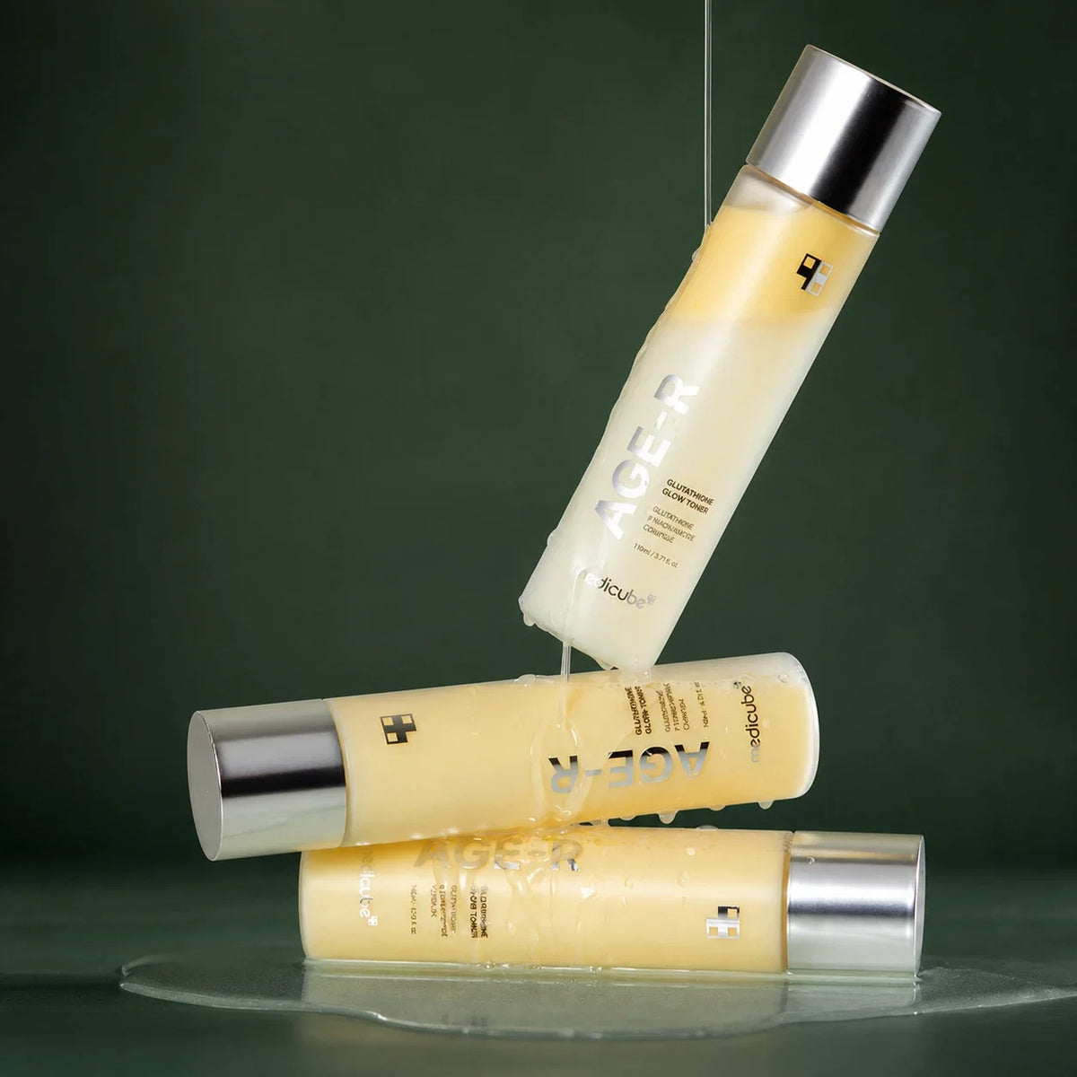 Medicube Lotion Tonique Glutathion Glow AGE-R – composition de flacons sur fond vert premium
