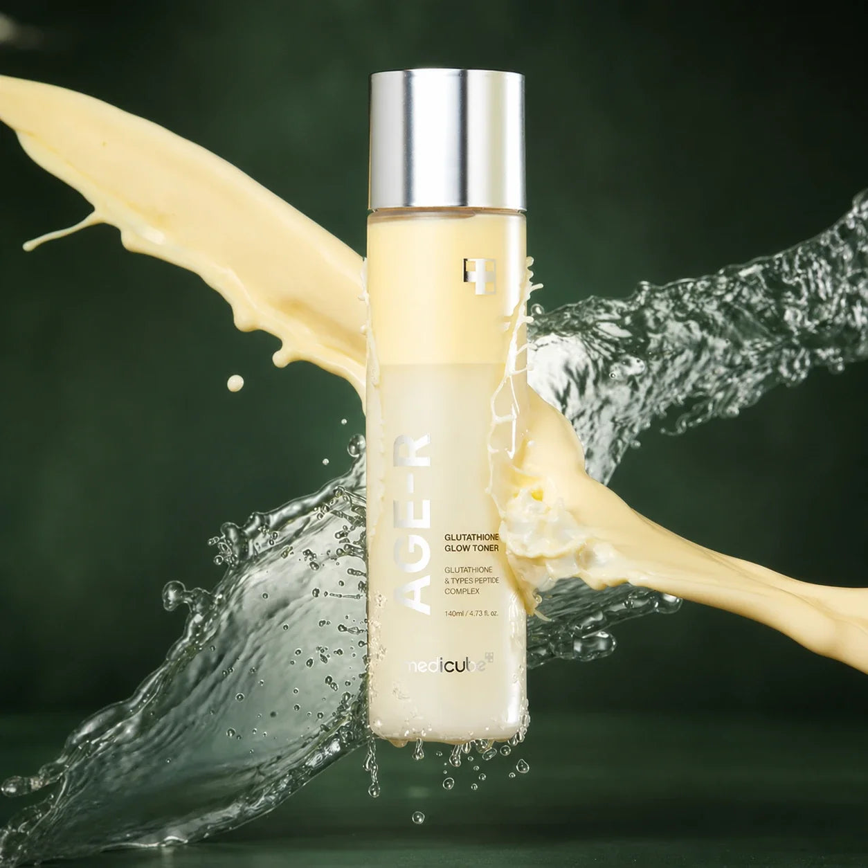 Medicube Lotion Tonique Glutathion Glow AGE-R – flacon et éclaboussure sur fond vert premium