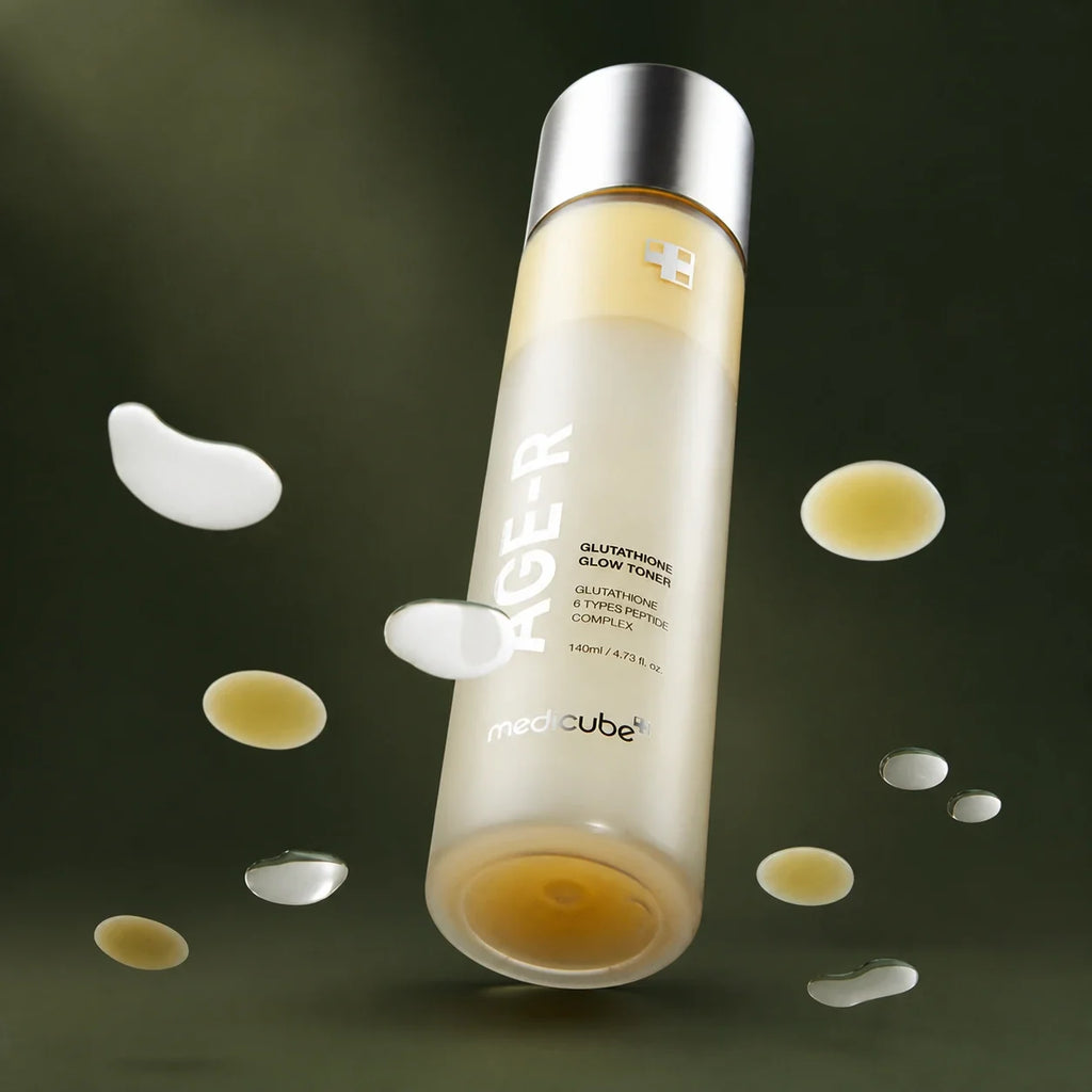 Medicube Lotion Tonique Glutathion Glow AGE-R – flacon et gouttes sur fond vert premium