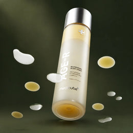 Medicube Lotion Tonique Glutathion Glow AGE-R – flacon et gouttes sur fond vert premium