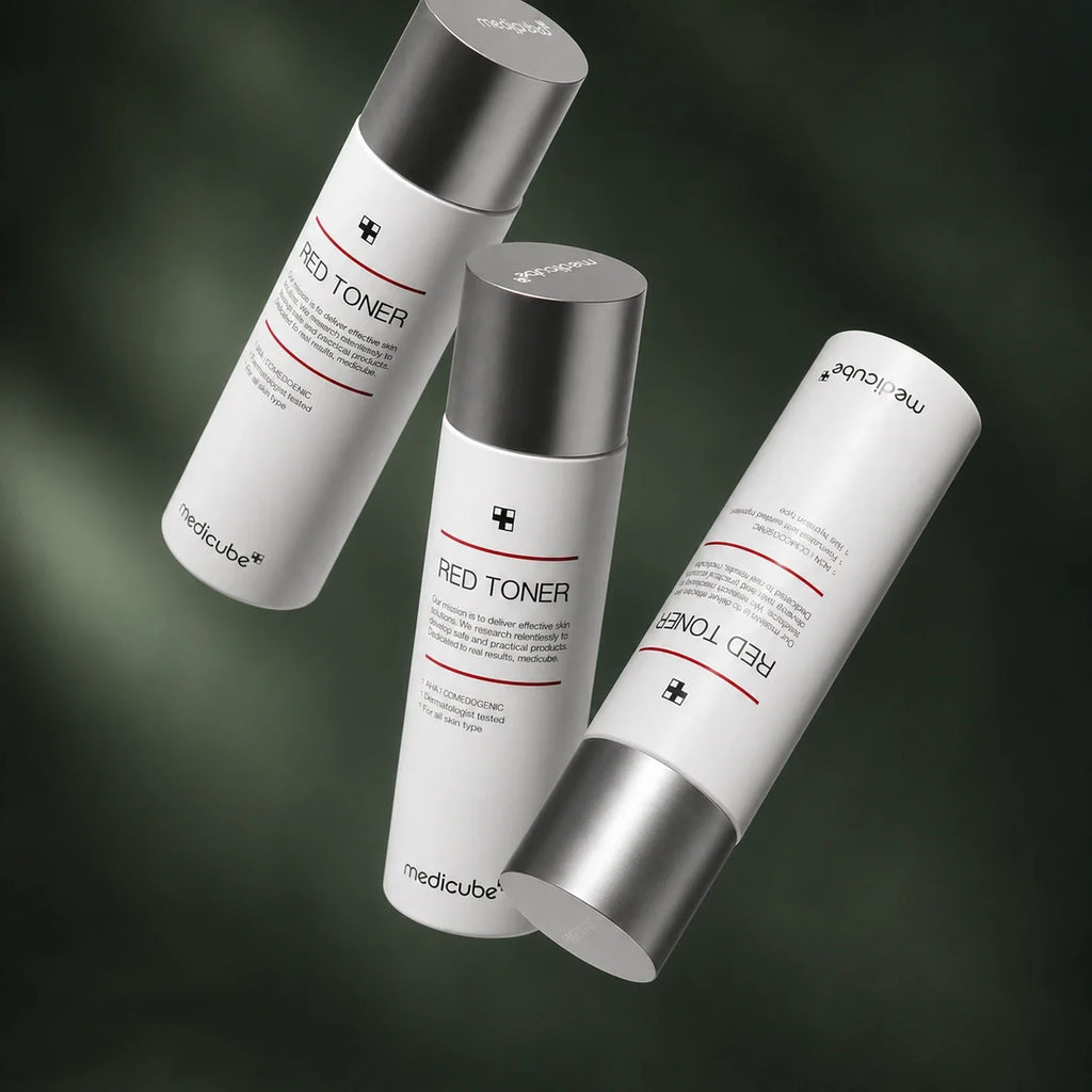 Trois flacons de Lotion Tonique Red 2.0 Medicube sur fond vert profond