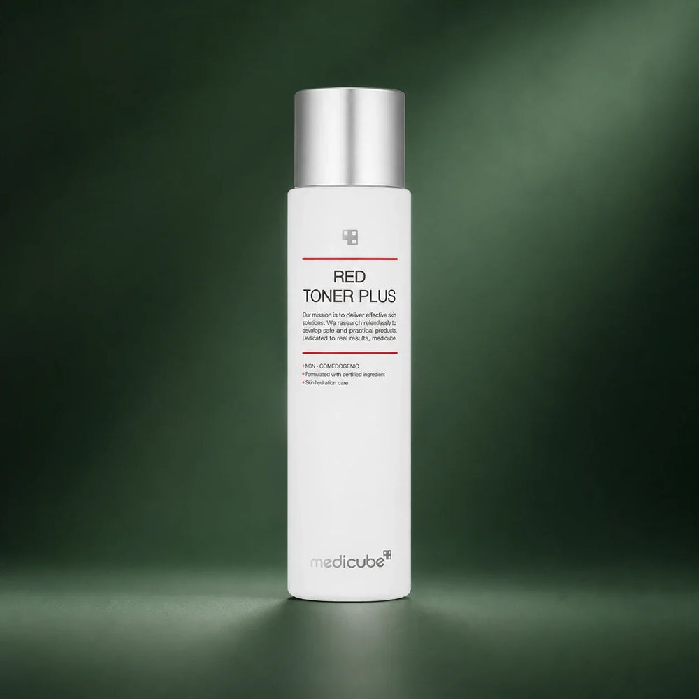 Lotion Tonique Red 2.0 Plus Medicube sur fond vert profond