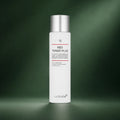 Lotion Tonique Red 2.0 Plus Medicube sur fond vert profond