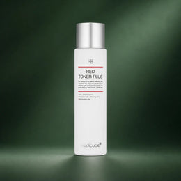 Lotion Tonique Red 2.0 Plus Medicube sur fond vert profond