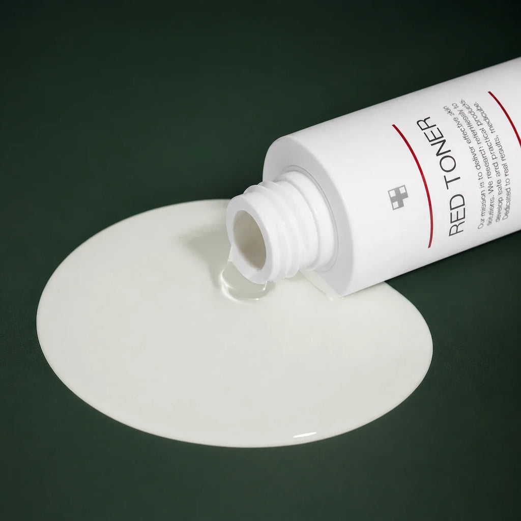 Texture de la Lotion Tonique Red 2.0 Plus Medicube sur fond vert profond