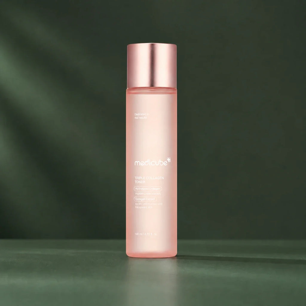 Lotion tonique Medicube Triple Collagène 4.0 sur fond vert