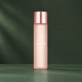 Lotion tonique Medicube Triple Collagène 4.0 sur fond vert