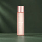 Lotion tonique Medicube Triple Collagène 4.0 sur fond vert