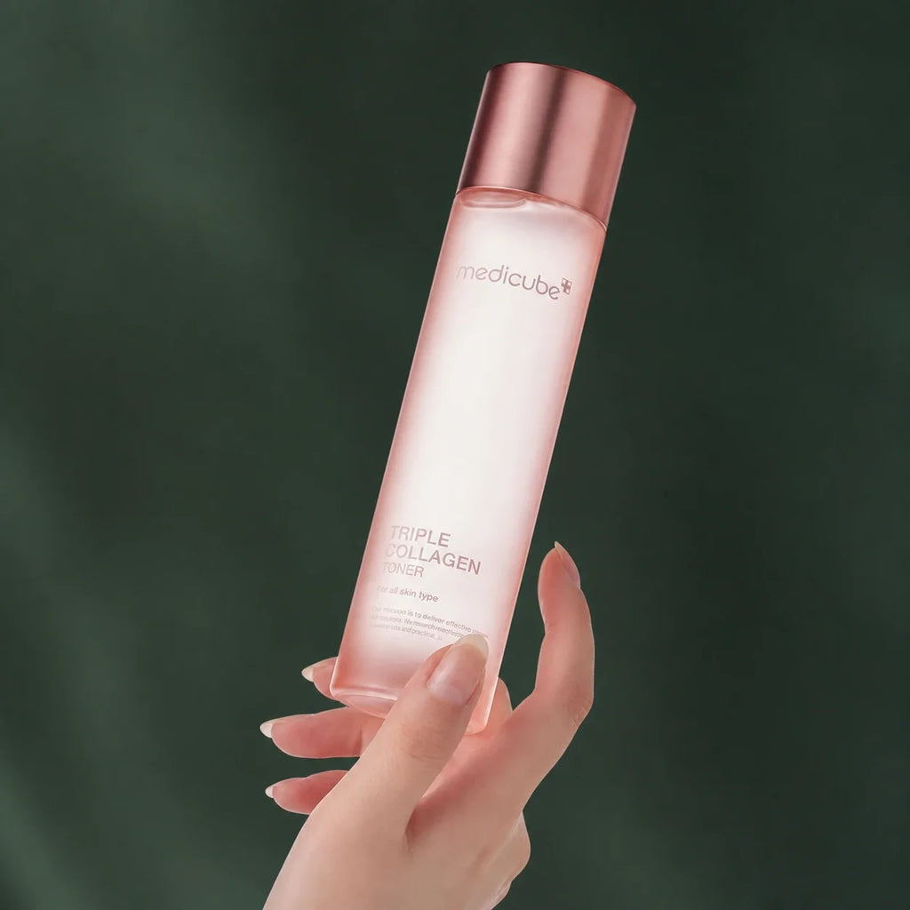Lotion tonique Medicube Triple Collagène tenue en main