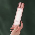 Lotion tonique Medicube Triple Collagène tenue en main