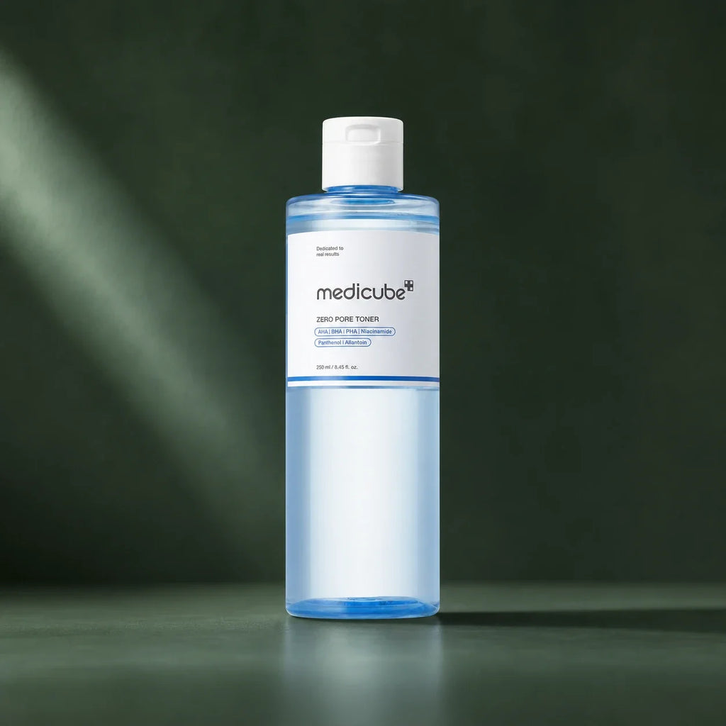 Lotion tonique Medicube Zero Pore sur fond vert profond