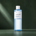 Lotion tonique Medicube Zero Pore sur fond vert profond