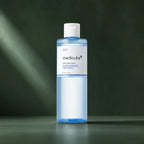 Lotion tonique Medicube Zero Pore sur fond vert profond