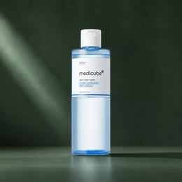 Lotion tonique Medicube Zero Pore sur fond vert profond