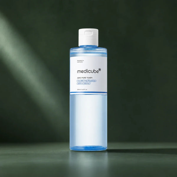 Lotion tonique Medicube Zero Pore sur fond vert profond