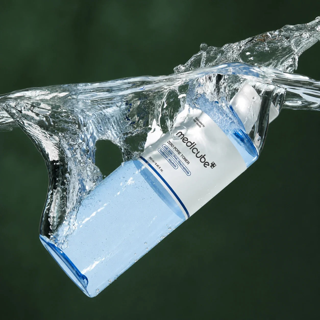Lotion tonique Medicube Zero Pore dans une éclaboussure d’eau