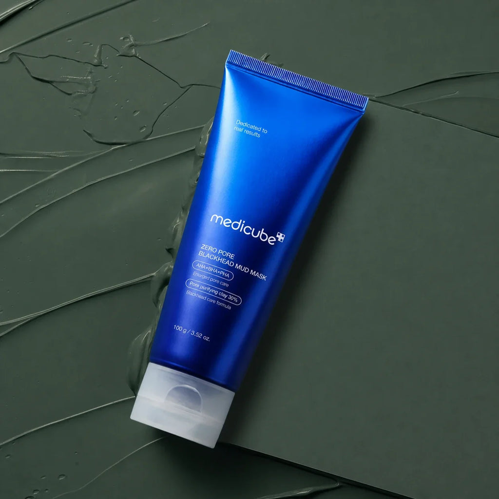 Tube Medicube Zero Pore Blackhead Mud Mask sur fond vert texturé
